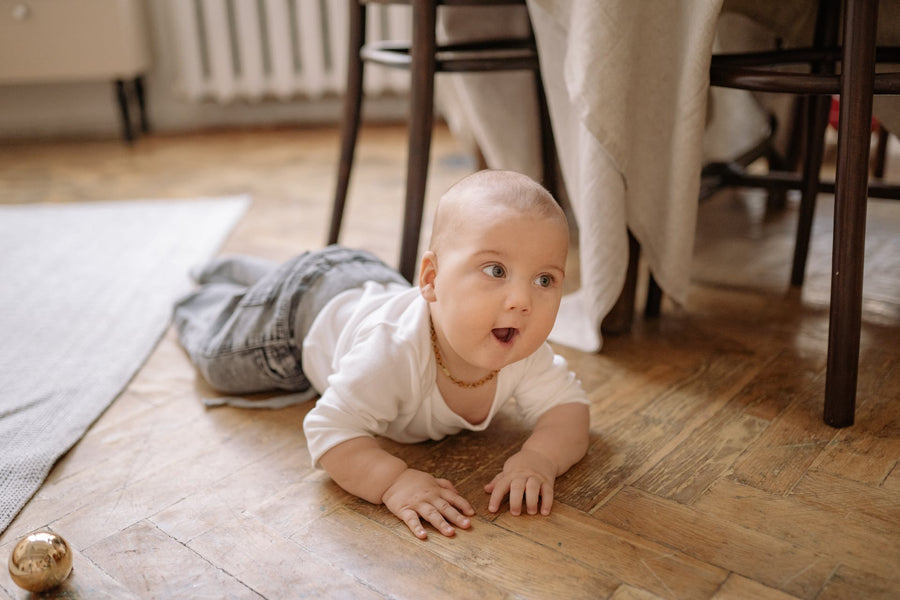  a 28 week old baby crawling
